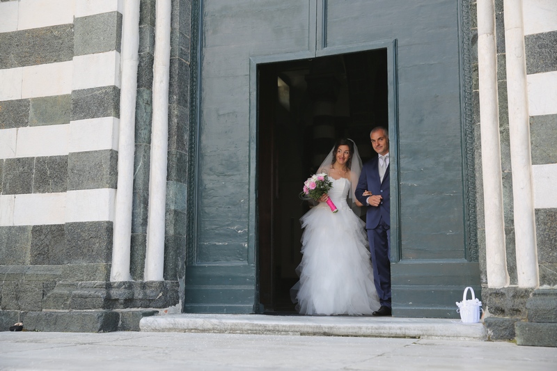 fotografo-matrimonio-levanto-destination-wedding-photographer_sposi_uscita-chiesa1